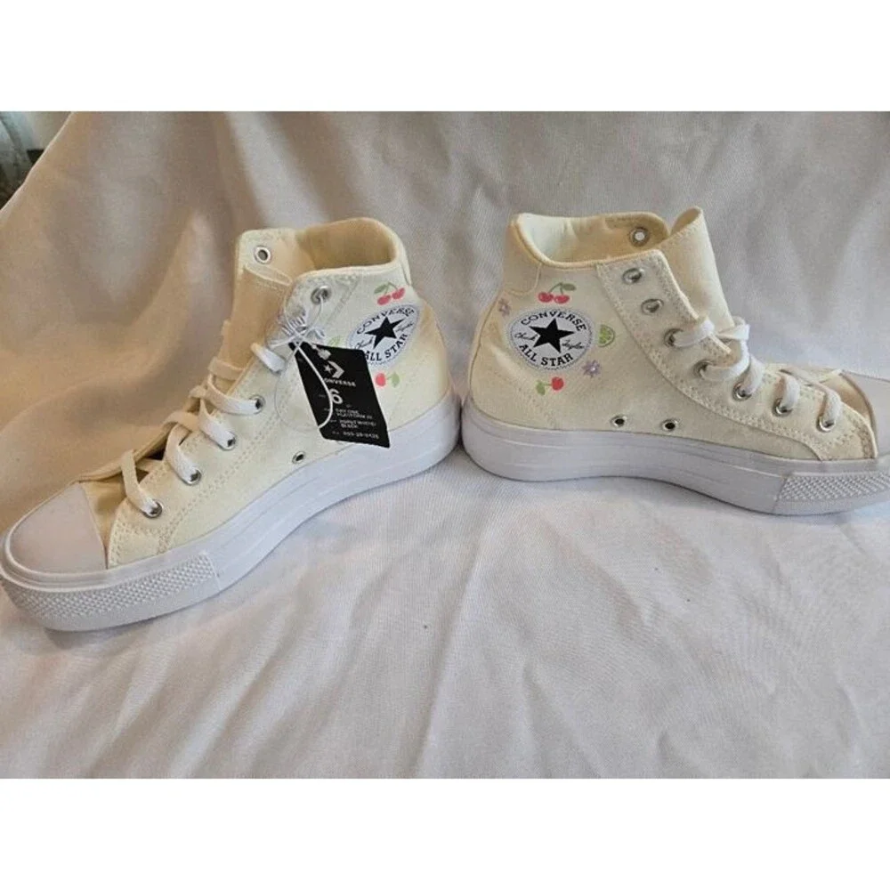 Converse Platform High Top Sneakers - Cream - Girls size 6 / Womens size 8 - NEW